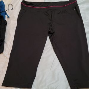 Danskin Now XXL Black with pink piping capris length